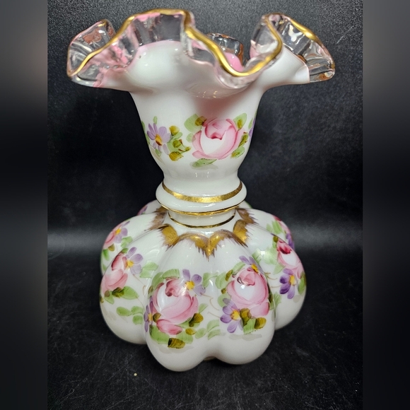 Floral‎ Porcelain Vase with Gold Accents - Picture 3 of 6
